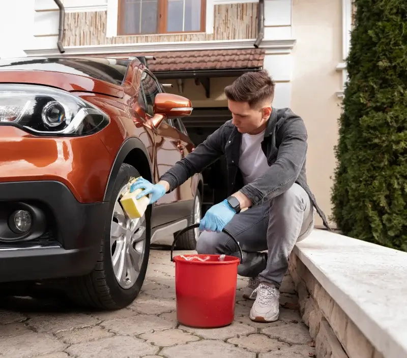Lavage auto à domicile Saint-Paul-sur-Save : professionnel intervenant sur un véhicule